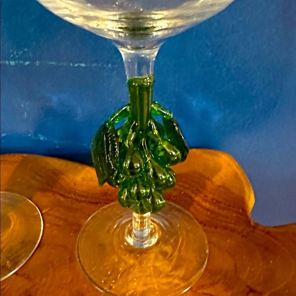 Set of 2 Elegant Wine Glasses with Hand Blown Glass Green Grape Stems